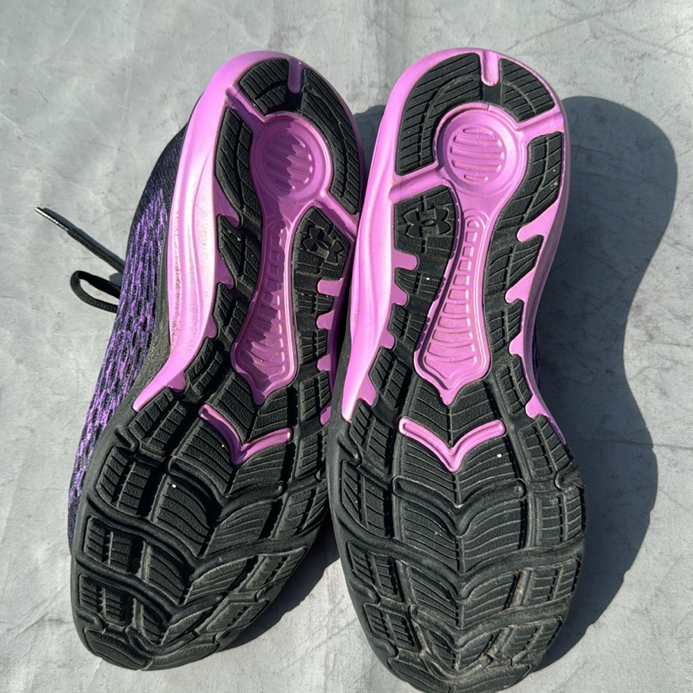 Under Armour size 8 1/2 black and purple - Picture 3 of 4
